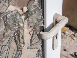 business suffering from break-in and hiring a professional board-up services to protect the property from future theft